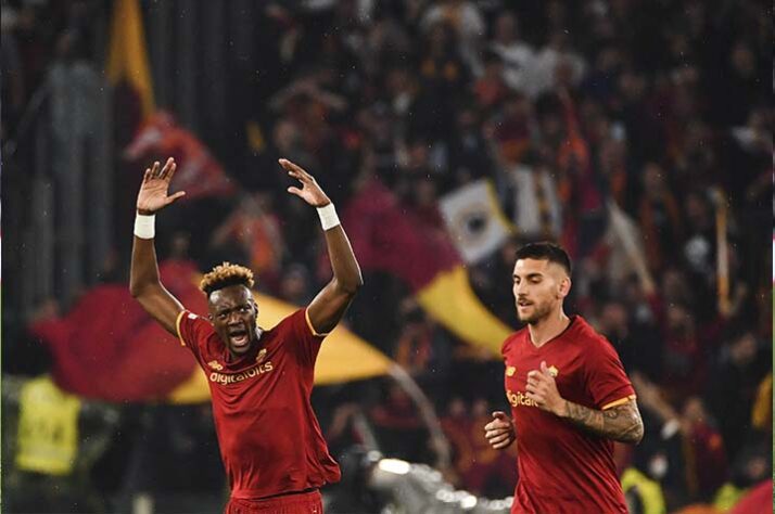 Roma: Lorenzo Pellegrini (25 anos), Tammy Abraham (24 anos) [foto] e Nicolò Zaniolo (22 anos)