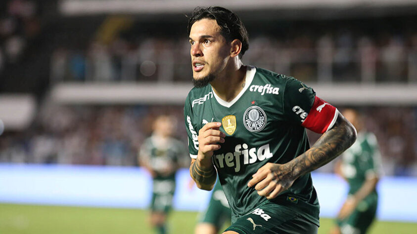 O Palmeiras venceu o clássico com o Santos por 1 a 0, neste domingo (29), pela oitava rodada do Brasileirão. Gustavo Gómez e Marcelo Lomba foram os melhores do time na partida. O Verdão assume, momentaneamente, a liderança do campeonato e aguarda o resultado do jogo do Corinthians para confirmar o primeiro lugar. Veja as notas e análises individuais dos jogadores do Alviverde! (Por: Rafael Oliva)