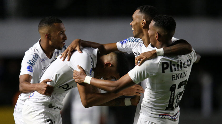 O Santos derrotou o Unión La Calera com lances heroicos nos minutos finais. Primeiro, o goleiro João Paulo fez duas defesas marcantes e evitou gol que eliminaria o Peixe. Depois, no último lance, Lucas Barbosa fez o gol da importante vitória (notas por LANCE!/Diário do Peixe)