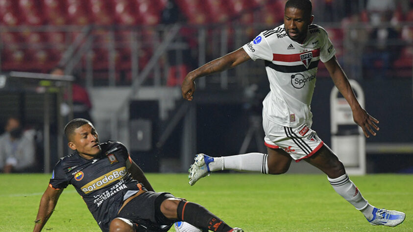 Ayacucho: Sobe - Setor defensivo: Conseguiu travar alguns ataques complicados do São Paulo, principalmente alguns lances de Caio. // Desce: Setor ofensivo - Não criou nenhuma chance perigosa, finalizou pouco e sofreu para avançar.