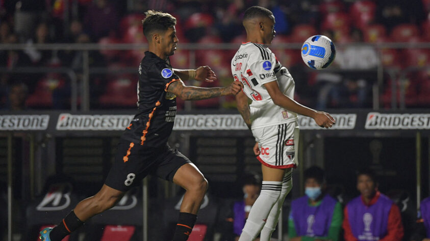 Com escalação quase toda formada por jogadores da base são-paulina, o Tricolor paulista venceu o Ayacucho por 1 a 0 na última partida válida pela fase de grupos na Copa Sul-Americana. Com gol de Caio, Rogério Ceni optou por uma equipe alternativa que contou com a estreia de diversos nomes que nunca haviam atuado pelo profissional. O São Paulo já havia garantido sua vaga para as próximas etapas da Copa Sul-Americana. Confira as atuações individuais dos jogadores. (Por Izabella Giannola)