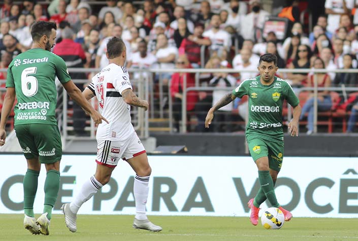 A vitória mais recente garantiu a sequência do São Paulo de dez jogos sem empates e sem derrotas como mandante. Com pênalti de Calleri e gol de Nikão, a sexta rodada no Brasileirão colocou a equipe em terceiro lugar da tabela. 