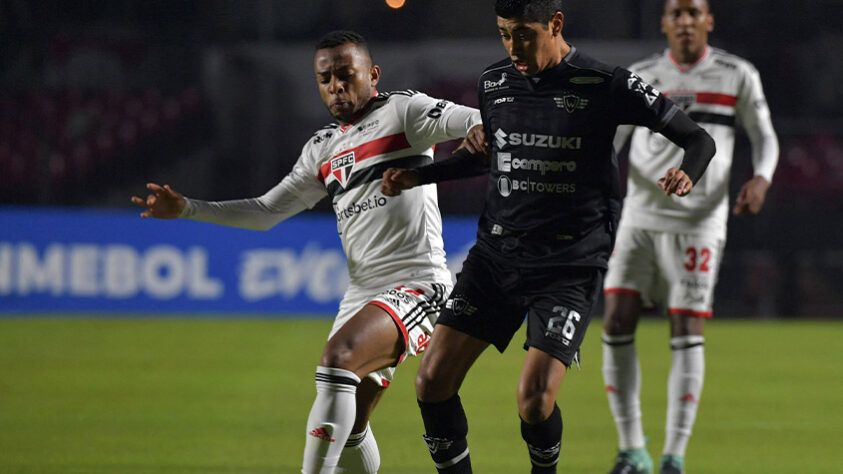 Jorge Wilstermann - Sobe: Poveda - Fez defesas que evitaram uma possível goleada do São Paulo. Desce: Setor ofensivo - Mal atacaram, não conseguiram avançar e não criaram nenhuma chance perigosa. Nas poucas tentativas de criar algo, não fez nada. 