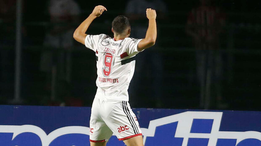 O São Paulo garantiu mais uma vitória contra o Santos nesta temporada. O Tricolor paulista venceu a equipe da baixada nesta segunda-feira (2) por 2 a 1, com gol de Calleri e um pênalti marcado por Luciano, que foi ovacionado pela torcida em diversos momentos do jogo no Morumbi. A partida foi válida pelo Brasileirão 2022 e foi o primeiro clássico das equipes na competição. Confira as atuações individuais dos jogadores. (Por Izabella Giannola)