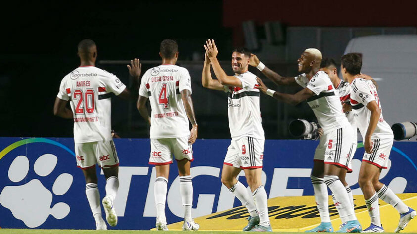 O São Paulo chegou a dez vitórias consecutivas como mandante. Após derrotar o Cuiabá no Morumbi por 2 a 1, o Tricolor paulista alcançou a marca pela quarta vez neste século. Agora, a equipe de Rogério Ceni se prepara para enfrentar o Jorge Wilstermann em casa, na próxima quinta-feira (19).  Relembre os resultados recentes!