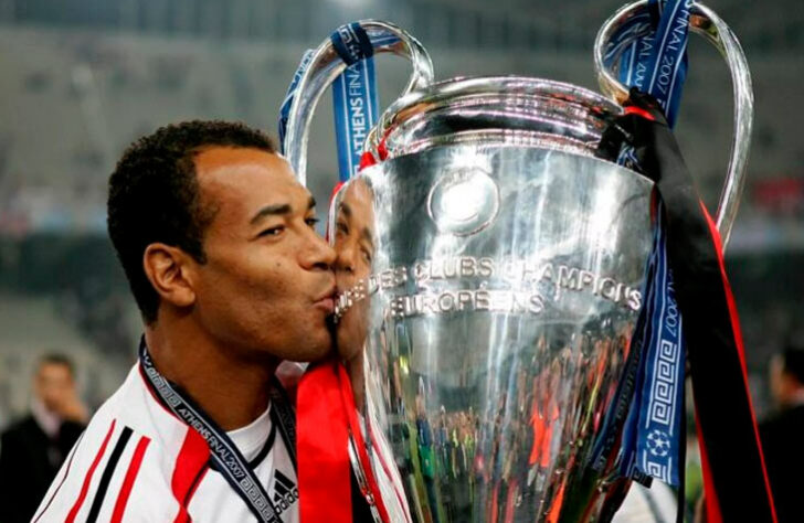 Cafu - Campeão da Libertadores pelo São Paulo (1992 e 1993) e campeão da Liga dos Campeões pelo Milan (2006/2007)