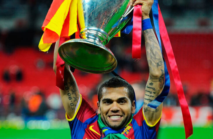 Daniel Alves (lateral-direito): 3 títulos (2008/09, 2010/11 e 2014/15, pelo Barcelona) 