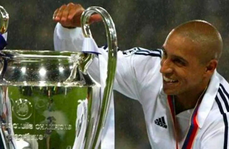 Roberto Carlos (lateral-esquerdo): 3 títulos (1997/98, 1999/00 e 2001/02, pelo Real Madrid)