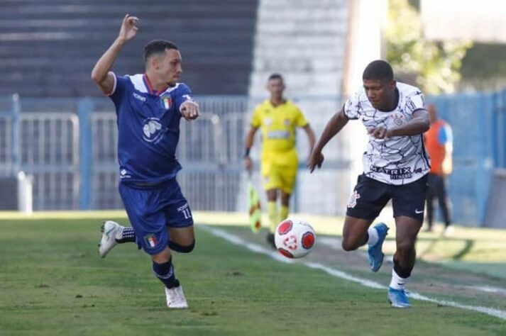 Vitor Meer - o lateral-esquerdo chegou a completar um treinamento do time principal recentemente