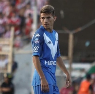 Contrato até 31/12/2023 - Habilidoso, o jovem é mais uma revelação do futebol argentino. Ele foi lançado pelo próprio Vélez.