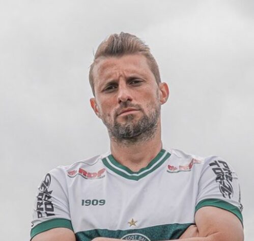 Henrique (35 anos) - Posição: zagueiro - Clube: Coritiba