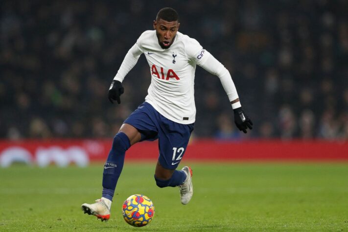 MELOU – Em entrevista ao ‘TalkSport’ da Inglaterra, Emerson Royal negou que vai deixar o Tottenham ao final da temporada. Na última semana, o pai e empresário da atleta comentou sobre a possibilidade do lateral deixar os Spurs. O Real Madrid seria um suposto interessado.