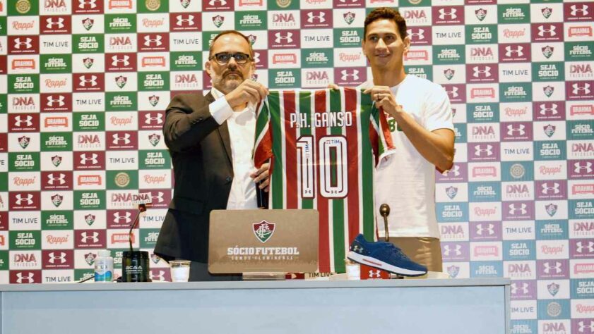 O Fluminense foi um dos clubes que mais contratou reforços em 2019. Até julho, um mês antes da demissão de Fernando Diniz, haviam sido 21 nomes novos priorizando jogadores livres no mercado ou empréstimos. Na época, o Tricolor sofria muito com salários atrasados e instabilidade política. Naquele ano, Pedro Abad antecipou as eleições e Mário Bittencourt foi eleito em junho.