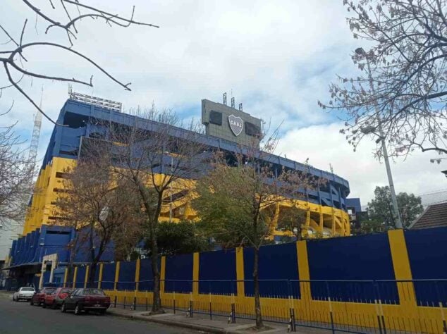 O estádio de La Bombonera é situado no bairro de La Boca, em Buenos Aires.