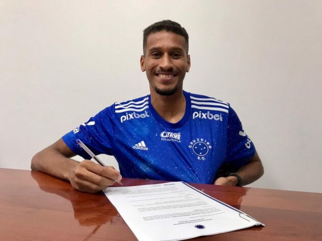 FECHADO - O Cruzeiro anunciou a renovação do contrato do volante Adriano até o final de 2024.