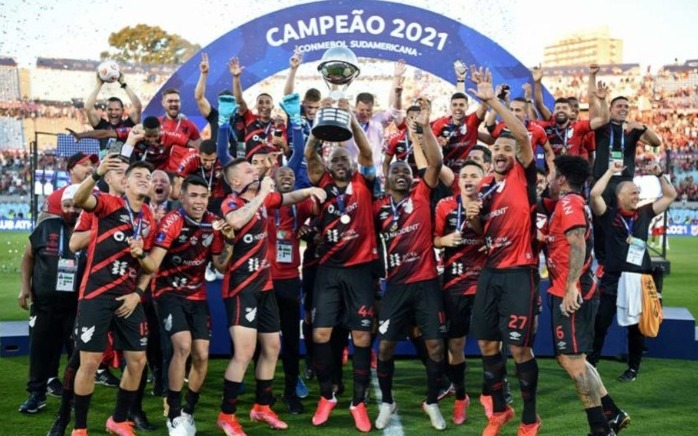 10º lugar - Athletico-PR: 13 títulos nesse século / Campeonato Paranaense 2001, 2002, 2005, 2009, 2016, 2018, 2019, 2020 e 2023; Copa do Brasil 2019; Campeonato Brasileiro 2001; Copa Sul-Americana 2018 e 2021 (foto)