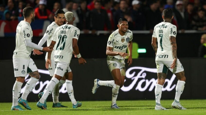 O Palmeiras completou incríveis 22 jogos de invencibilidade atuando fora de casa na Libertadores. Nessa conta estão 20 partidas como visitante e as duas finais em campo neutro (Maracanã e Centenário de Montevidéu). Relembre, na galeria a seguir, cada um desses confrontos do recorde palmeirense: