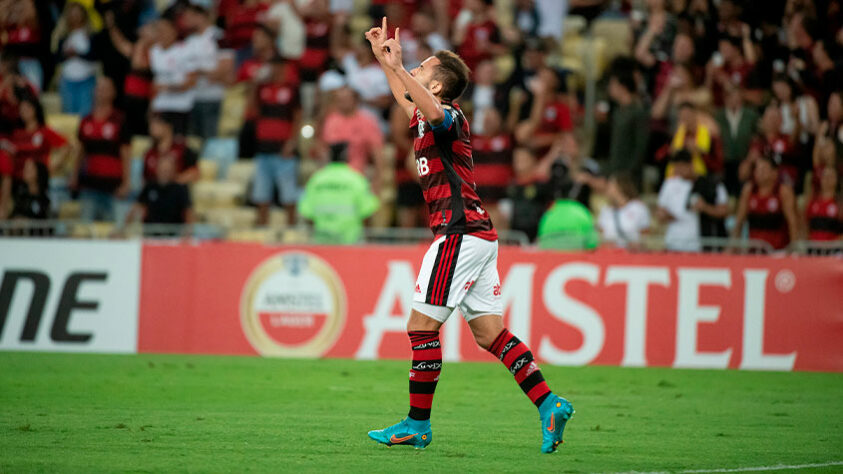 O Flamengo superou as cobranças das arquibancadas do Maracanã e, nesta terça-feira, avançou às oitavas ao vencer a Universidad Católica por 3 a 0, com gols de Pedro (o derradeiro), Arão e Everton Ribeiro - o craque do jogo válido pela quinta rodada do Grupo H da Libertadores. Veja as notas! (Por Lazlo Dalfovo - lazlodalfovo@lancenet.com.br)