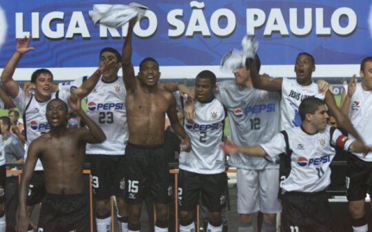 Estaduais em baixa, Torneio Rio-São Paulo em alta: os clubes dos estados do Rio de Janeiro e São Paulo participaram da edição, marcada pela grande superioridade dos paulistas. A final foi feita por São Paulo e Corinthians, vencida pelo Timão. 2002 foi o último ano em que o torneio aconteceu. 