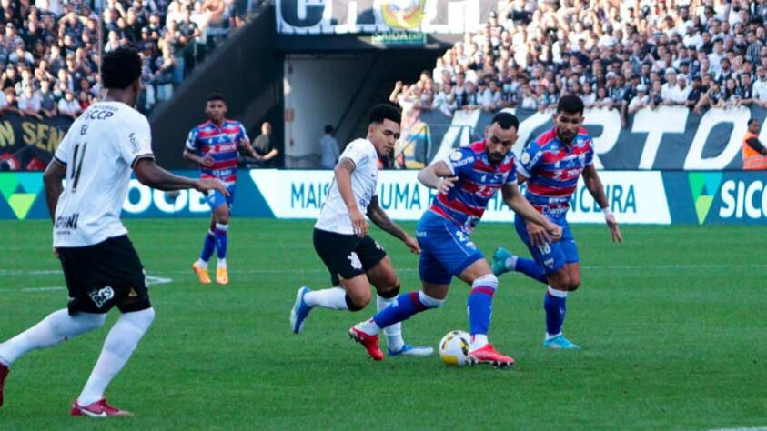 Foram duas atuações distintas do Corinthians. No primeiro tempo, uma equipe apática e facilmente dominada pelo Fortaleza. No segundo, com as mudanças, fez o suficiente para vencer por 1 a 0, na tarde deste domingo (1), o duelo válido pela quarta rodada do Campeonato Brasileiro, na Neo Química Arena. Confira as atuações (por Rafael Ribeiro)