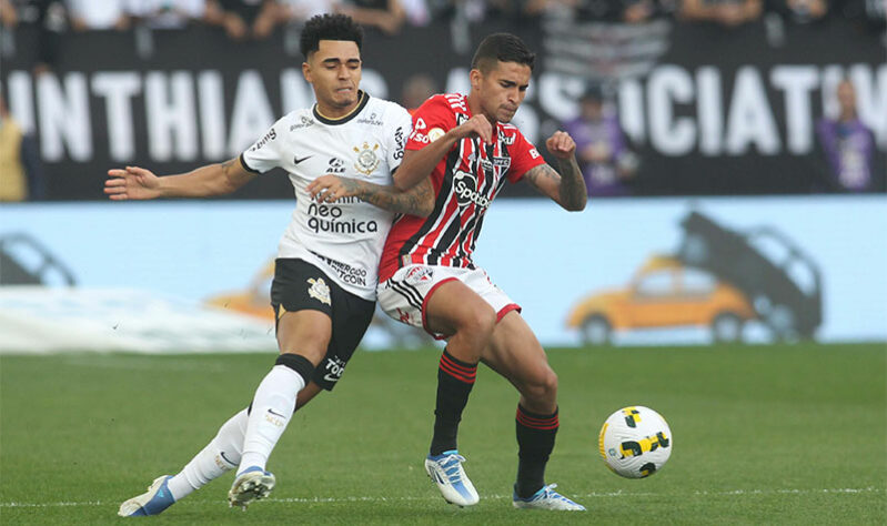 Mesmo com gol de Calleri e primeiro tempo superior, o São Paulo não consegue vencer o Corinthians e segue sem nunca ter vencido na Neo Química Arena. As mudanças realizadas por Rogério Ceni não favoreceram o Tricolor, que deu espaço para o rival empatar. Confira as atuações dos jogadores. (Por Izabella Giannola)