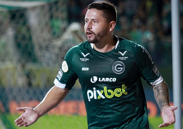 Goiás - Apodi infernizou a defesa do Santos e foi o principal destaque do Goiás no jogo deste domingo. Ele sofreu o pênalti que originou o gol da vitória do time goiano, marcado por Elvis (foto).