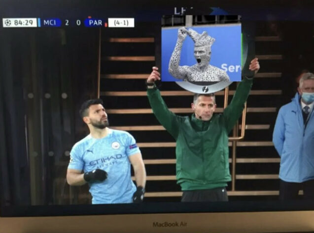 Escultura de Sergio Agüero inaugurada próximo ao estádio do Manchester City virou meme nas redes sociais.