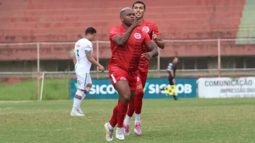 No segundo semestre do ano passado, Jobson foi bem pelo Capixaba (foto) na Copa Espírito Santo, saindo como artilheiro e eleito o craque da competição. Neste ano de 2022, o atacante iria defender o Itupiranga no Campeonato Paraense, mas acabou acertando com o Sete de Setembro, de Pernambuco, onde não chegou a ficar dez dias, alegando ter recebido uma proposta do futebol paraguaio.