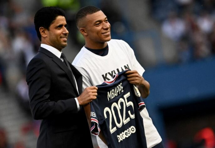 FECHADO - A novela acabou: Kylian Mbappé fica no PSG até 2025. O anúncio foi feito no gramado do Parc des Princes, em Paris, antes da partida pelo campeonato nacional contra o Metz. O astro francês de 23 anos foi ovacionado pela torcida.