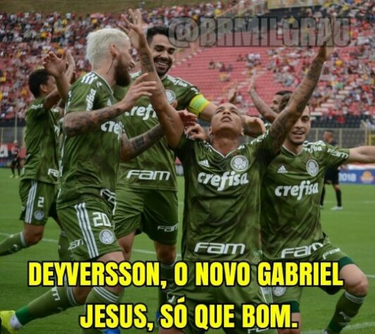 Torcedores do Palmeiras enaltecem Deyverson após boa atuação.