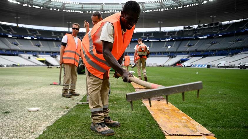 O Stade de France foi construído para comportar a final da Copa do Mundo de 1998. A Seleção Brasileira disputou duas partidas durante a competição, venceu a Escócia por 2 a 1 na fase de grupos e perdeu a fatídica final contra a França por 3 a 0.