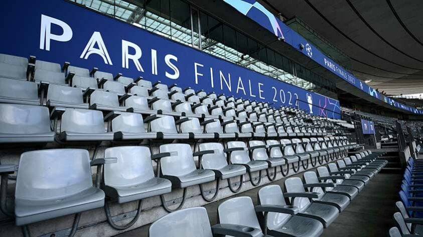 O estádio inteiro recebe um envelopamento especial para a final. As cores tradicionais da Champions League são utilizadas e a palavra "Finale" estampa diversas partes do Stade de France.
