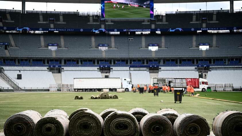 Antes de escolherem o Stade de France como sede da final da Champions League 2021/2022, São Petersburgo, na Rússia, estava selecionada como cidade-sede da decisão. Porém, depois da invasão da Rússia à Ucrânia, a UEFA tomou a decisão de trocar o palco da finalíssima.