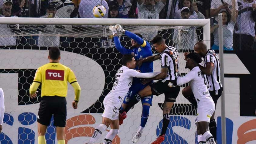 Ceará - O zagueiro Messias foi importante na defesa para tentar barrar as investidas do Santos, e Mendoza deu muito trabalho para os defensores santistas.