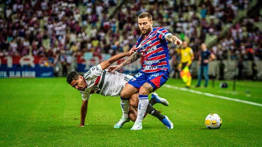 Fortaleza e São Paulo empataram por 1 a 1 na noite deste domingo (8), em duelo válido pela quinta rodada do Campeonato Brasileiro, na Arena Castelão. Os dois gols saíram no segundo tempo. Primeiro, os visitantes abriram o placar com gol de Luciano, e Yago Pikachu deixou tudo igual em casa, garantindo o primeiro ponto do lanterna Fortaleza na competição. O Tricolor paulista é o quinto colocado. Veja as notas (por Rafaela Cardoso)