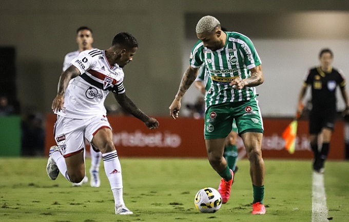 JUVENTUDE: Sobe - Vitor Gabriel foi quem teve as - poucas - melhores chances do Juventude, mas parou em Jandrei. Desce - Muitas vezes o time ficou preso na marcação do São Paulo e não conseguiu trabalhar as jogadas.