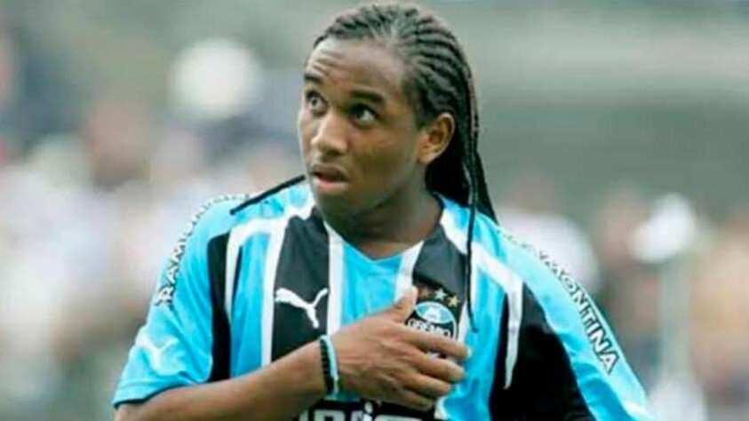 Anderson, meia brasileiro - Estreou com 16 anos, 6 meses e 10 dias no Grêmio, em 2004 / Anderson estreou em um Gre-Nal e logo de destacou pelo Tricolor. Uma de suas grandes atuações com a camisa do clube foi na famosa 'Batalha dos Aflitos', em 2006, contra o Náutico pela Série B do Brasileirão. Anderson também teve passagens por Manchester United e Internacional. Se aposentou em 2019