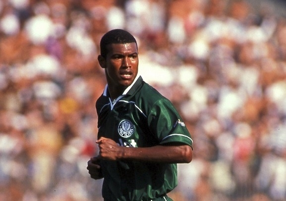 8 - Júnior Baiano vestiu a camisa palmeirense de 1998 a 1999 e somou 16 bolas na rede.