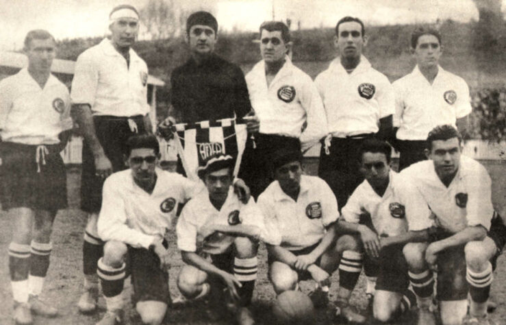 1930 – Na primeira decisão entre Santos e Corinthians, o Timão goleou o Peixe por 5 a 2, na final do Paulistão de 1930, em plena Vila Belmiro. 