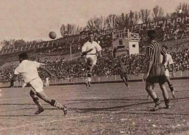 1935 – O Santos bateu o Corinthians em plena Fazendinha por 2 a 0 no jogo que valeu o título paulista de 1935. Raúl e Araken Patusca marcaram para o Peixe. 