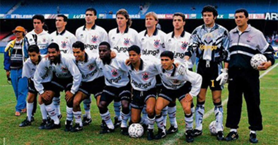 1994 – Em um jogo de muitos gols, o Timão venceu o Santos por 6 a 3 no jogo de ida da final da Copa Bandeirantes, torneio organizado pela FPF em 1994. O placar elástico encaminhou a conquista ao Corinthians, que confirmou o título empatando em 1 a 1 o jogo seguinte. Ambas as partidas foram realizadas no estádio do Morumbi. 