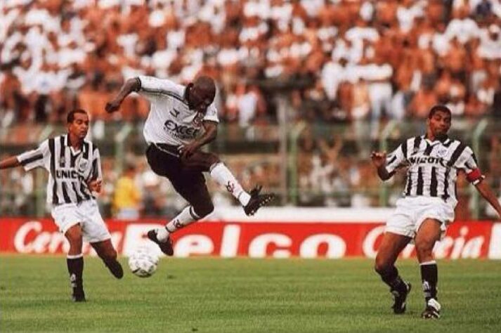 Semifinal do Campeonato Brasileiro de 1988 - O primeiro jogo das semifinais do Campeonato Brasileiro, entre Corinthians e Santos, aconteceu na Vila Belmiro. Gamarra abriu o placar no primeiro minuto de jogo, mas Róbson Luis e Viola conduziram a virada do Peixe por 2 a 1. O Timão venceu por 2 a 0 a partida no Pacaembu. Com gol de Rincón, o Corinthians empatou o terceiro jogo e avançou à final, onde derrotou o Cruzeiro.