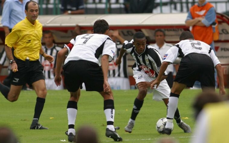  2002 – As oito pedaladas de Robinho para cima de Rogério no segundo jogo da final do Brasileirão de 2002 é cantada pela torcida do Santos até hoje. A vitória por 5 a 2 no agregado encerrou uma fila de 15 anos sem títulos do Alvinegro Praiano sobre o maior rival e imortalizou a geração dos Meninos da Vila. 