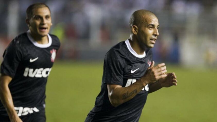 Semifinal da Libertadores de 2012 - O Corinthians passou pelo Santos no penúltimo passo antes do inédito título continental. Com um golaço de Emerson Sheik, o Timão venceu por 1 a 0 o jogo de ida, na Vila Belmiro. Na volta, realizada no Pacaembu, Neymar abriu o placar para o Peixe, mas Danilo empatou para o Timão.