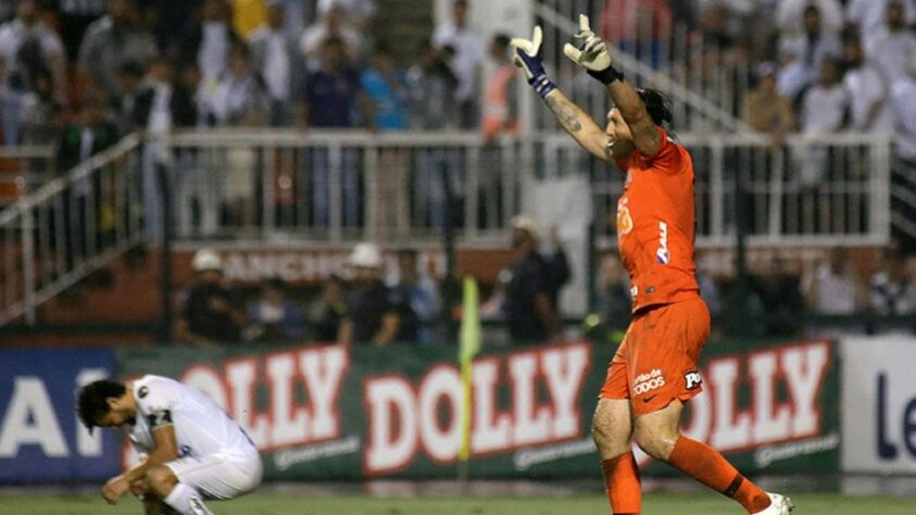 2019 – Em 2019, Corinthians e Santos se enfrentaram pela semifinal do Campeonato Paulista, e deu Timão. Após vencer o jogo de ida por 2 a 1, em Itaquera, o goleiro Cássio brilhou com grande atuação no jogo de volta e garantiu a classificação nos pênaltis após o clube do Parque São Jorge perder por 1 a 0 no tempo normal, no Pacaembu. Kaio Jorge e Victor Ferraz perderam os pênaltis santistas na disputa. 