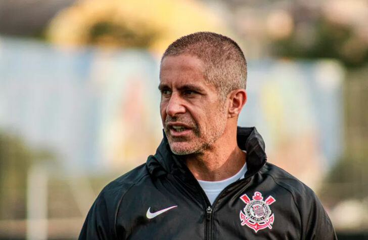 FECHADO - A Federação Albanesa de Futebol anunciou Sylvinho como novo técnico da seleção até junho de 2024. O brasileiro tem como missão principal a classificação da equipe para a Eurocopa 2024, que será disputada na Alemanha. O salário do treinador será baseado nos resultados e cumprimentos de objetivos.