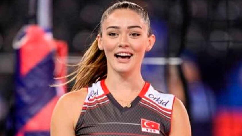 Zehra Günes - turca - central - Vakifbank Istambul - 22 anos 