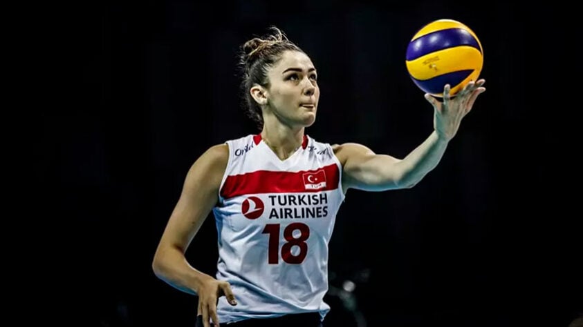 Atleta da seleção turca, Zehra Günes faz sucesso dentro e fora das quadras. Ela possui 2,1 milhões de seguidores no Instagram, ocupando agora o segundo posto, ultrapassada por Key Alves. Zehra atua na liga local, uma das mais fortes do mundo.