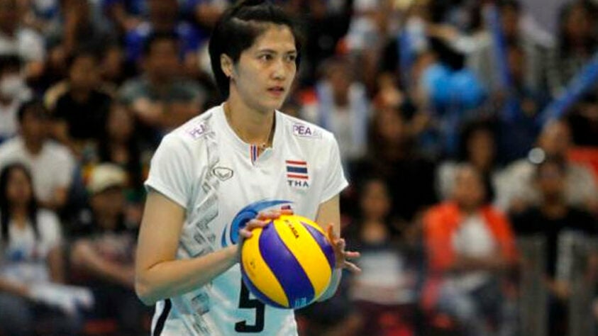 Pleumjit Thinkaow é uma grande sensação na Tailândia, atuando por anos na seleção tailandesa. Além do vôlei local, ela atuou também na China e na Turquia. Atualmente, ela possui 1,2 milhão de seguires no Instagram.