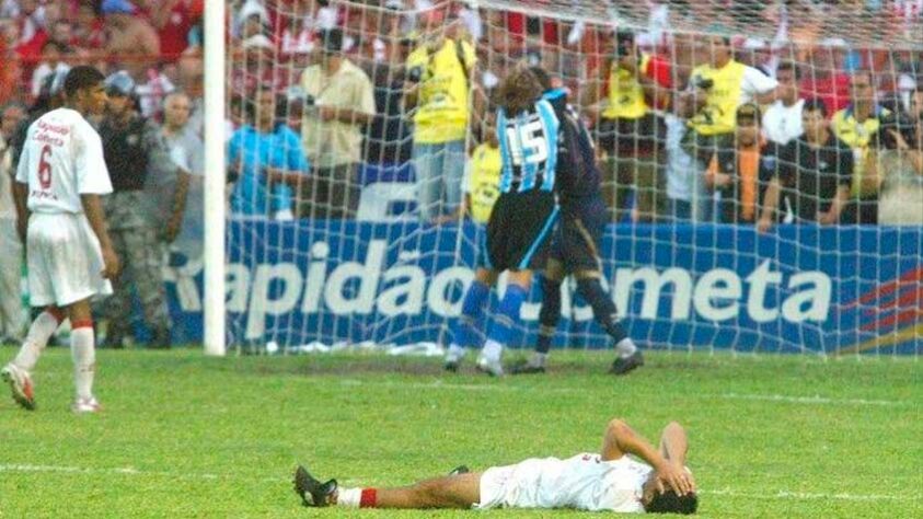 O Grêmio pode garantir, matematicamente, o acesso para a Série A do Brasileirão neste domingo, na partida contra o Náutico. Foi justamente contra o time recifense que o clube, em 2005, protagonizou a famosa Batalha dos Aflitos, onde, de forma heroica, o Tricolor gaúcho subiu para a elite do futebol nacional. Relembre os jogadores do Grêmio que atuaram no duelo e veja por onde cada um anda.